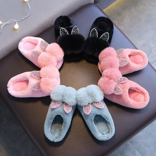 Pantoffel mit doppeltem Pompon für Mädchen auf einem Stuhl mehrere Farben