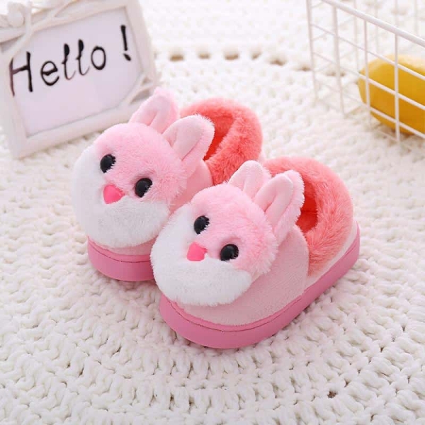 Hausschuhe mit Kaninchen-Design für Mädchen auf einem Teppich