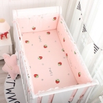 2-teiliges Bettwäsche-Set für eine modische rosafarbene Mädchenwiege in einem Haus