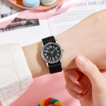 Armbanduhr mit Nylonarmband für Mädchen in modischem Schwarz