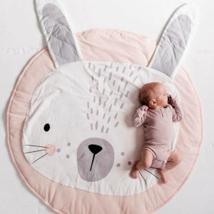 Großer runder Teppich für ein Mädchenzimmer mit einem kleinen Mädchen darüber