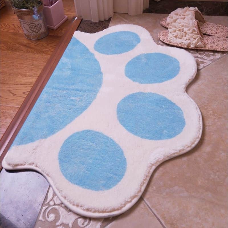 Teppich mit Katzenpfotenmotiv für Mädchen in einem modischen Haus