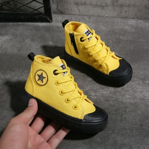 Converse-Schuhe mit modischem Stern in Schwarz und Gelb
