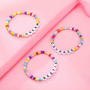 Perlenarmband mit bunten Buchstaben für Mädchen mit rosa Hintergrund