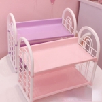 Regal für ein Mädchenzimmer mit mehreren Farben auf einem Tisch in einem Haus
