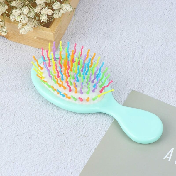 Haarkamm für ein kleines Mädchen auf einem Tisch mit einer kleinen Blumendekoration