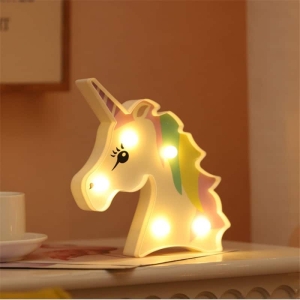 LED-Einhorn-Nachtlicht für Mädchenzimmer auf einem Tisch in einem Haus