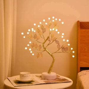 LED-Nachttischlampe in Form eines Baumes für ein Mädchenzimmer. Gute Qualität, sehr originell auf einem Nachttisch in einem Haus