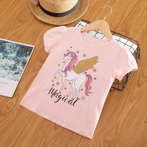 Einhorn-T-Shirt für Mädchen mit einem Gürtel, einem Hut auf einem Tisch