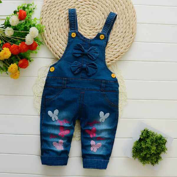 Latzhose aus Jeans mit Schmetterlingsmuster für Mädchen IMG 09 2025 salopette en jean motif papillon pour fille 1e