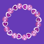 Herzperlenarmband für Mädchen mit violettem Hintergrund