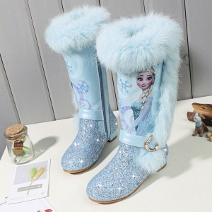 Bunte Stiefel von Prinzessin Elsa für Mädchen blau mit einem Hintergrund ein Tisch mit Objekten