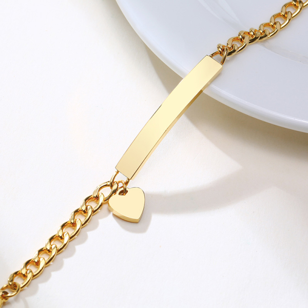 Personalisiertes goldenes Edelstahl-Gourmetkettchen für Mädchen mit weißem Hintergrund