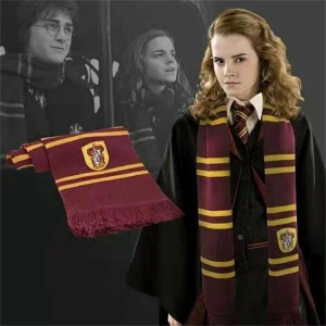Schal der 4 Häuser von Harry Potter, getragen von einem modischen Mädchen