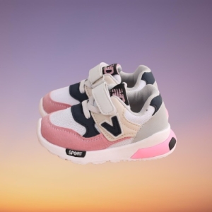 Rutschfeste, lässige Sneakers für Mädchen mit einem Hintergrund in Lila und Orange