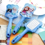 Blaue Schneekönigin Haarbürste für Mädchen auf einem Tisch mit einem Notizbuch