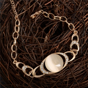 Luxuriöses goldfarbenes Kettenarmband mit Perlen
