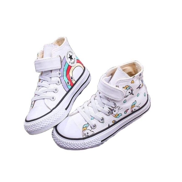 Ein Paar Schuhe im Konversen-Stil mit Einhorn- und Regenbogenmotiven, die wie in Graffiti gezeichnet sind
