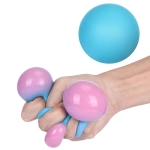 Eine Hand drückt einen Anti-Stress-Ball, der seine Farbe von blau zu rosa ändert, wenn er gedrückt wird