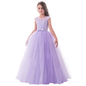 Ein kleines Mädchen trägt ein ärmelloses, violettes, festliches Kleid im Prinzessinnen-Stil aus Tüll und Spitze