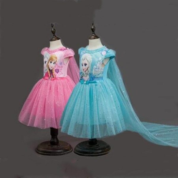 Kleid Prinzessin Schneekönigin mit Pailletten für Mädchen mit einem mehrfarbigen Cap