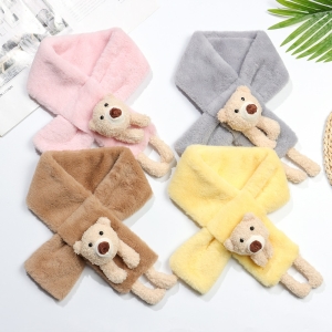 vier Schals, die kreuzweise gefaltet und paarweise angeordnet sind, jeder mit einem Teddybär an einem Ende des Schals, alle in verschiedenen Farben rosa, grau, braun, gelb
