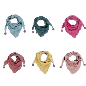 Dreiecksschals für Mädchen mit kleinen Pompons an jedem Ende, die - Modelle sind nebeneinander angeordnet, wie um den Hals gewickelt, es gibt verschiedene Farben: blau, grün, rosa, rot, gelb und hellrosa