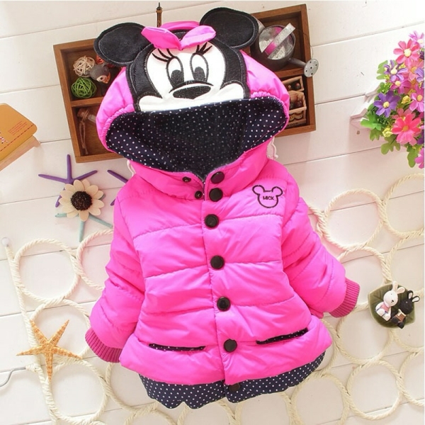 Disney Mickey und Minnie Kapuzenjacke für Mädchen auf einem Tisch mit einem Blumenstrauß