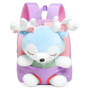 Violette Schultasche für Mädchen mit einem schlafenden Hirsch als Plüschtier in der Tasche