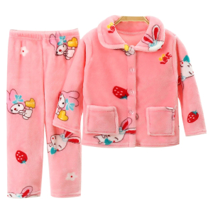 Fleece-Pyjama mit Erdbeer- und Hasenmotiven für Mädchen. Gute Qualität und sehr bequem