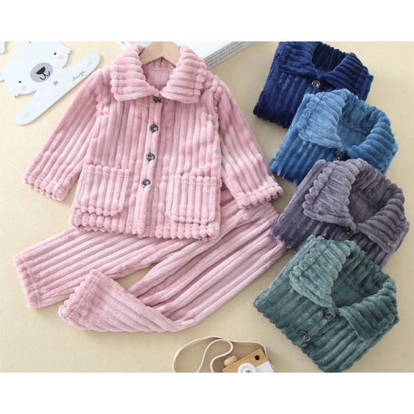 Weicher und warmer Fleece-Pyjama aus Flanell für Mädchen. Gute Qualität und sehr bequem, mehrere verschiedene Farben.