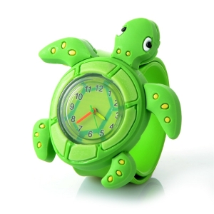3D-Mädchenuhr in Form einer grünen Schildkröte mit gelben Flecken auf dem Körper