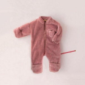 Rosafarbener Strampelanzug für Neugeborene aus weichem Molton mit einer kleinen Brusttasche