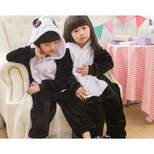 Warmer und niedlicher Fleece-Pyjamaanzug im Cartoon-Stil für Mädchen, der von einem kleinen Mädchen und einem kleinen Jungen getragen wird.