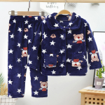 Fleece-Pyjama mit Sternen und Teddybären für Mädchen auf einem Gürtel in einem Haus