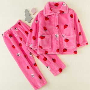 Polarpyjama mit Erdbeer- und Bärenmotiv in niedlichen rosafarbenen Farben für modische Mädchen
