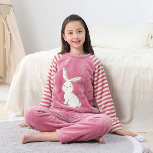Warmer Fleece-Pyjama mit Kaninchenmuster und weißen Streifen für Mädchen, der von einem kleinen Mädchen in einem Haus getragen wird