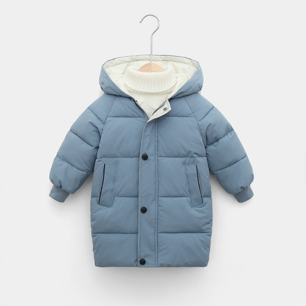 Blaue Daunenjacke für Mädchen mit einem weißen Pullover, der auf einem Bügel hängt