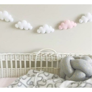 Mädchenzimmerdekoration in Form einer weißen, rosa und grauen Wolke, die mit einem Faden verbunden ist und über einem weißen Bett mit einer grauen Decke hängt