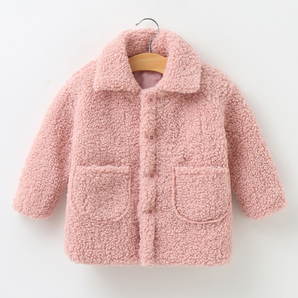 Rosafarbene Plüschjacke mit zwei Taschen und einem beigefarbenen Bügel