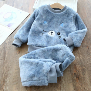 Fleece-Winterpyjama für Mädchen mit Katzenmotiv auf einem Tisch