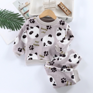 Winterpyjama aus Fleece mit grauem Panda-Muster, weißem Hintergrund und Büchern