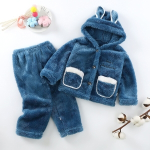 Set aus Fleece-Pyjama mit Kapuze für Mädchen in verschiedenen Farben mit Spielzeug