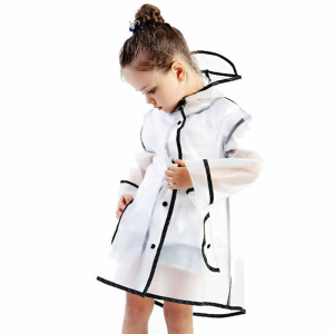 Transparenter Regenmantel mit schwarzem Rand, getragen von einem kleinen Mädchen