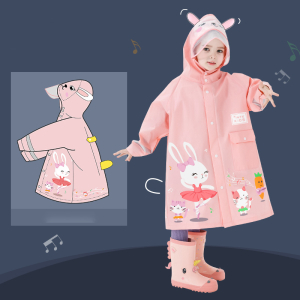 Rosafarbener Regenmantel für Mädchen mit einem Motiv aus tanzenden Kaninchen, kleinen Katzen und einer Karotte, getragen von einem kleinen Mädchen