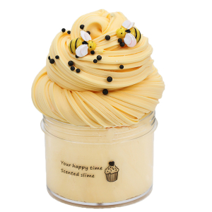 Slime in Form eines bunten Cupcakes für beigefarbene Mädchen mit weißem Hintergrund