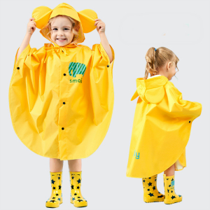 Gelber Regenmantel für Kinder, getragen von einem kleinen Mädchen mit gelben und schwarzen Regenstiefeln