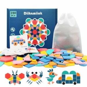 Holzpuzzle mit Montessori-Spielen für kleine Mädchen mit mehreren farbigen Teilen und einem weißen Hintergrund