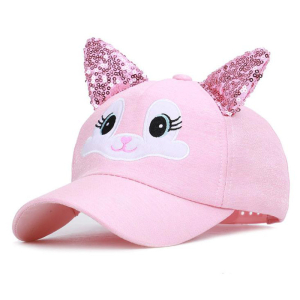 Eine rosafarbene Mütze für Mädchen. Auf der Vorderseite ist ein niedliches Tiergesicht in Weiß aufgedruckt. Auf der Oberseite befinden sich zwei kleine rosafarbene Ohren mit Glitzer.