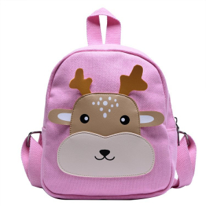 Ein rosa Rucksack mit einem niedlichen Rentiergesicht für Mädchen. Das Tiergesicht ist in beige und braun gehalten. Der Rucksack hat einen Hüftgurt auf der Oberseite und zwei Schulterriemen auf der Rückseite.